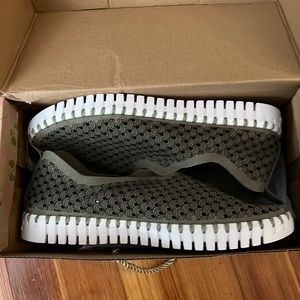 IsleJacobsen shoes Size 38 never worn. Color is Army